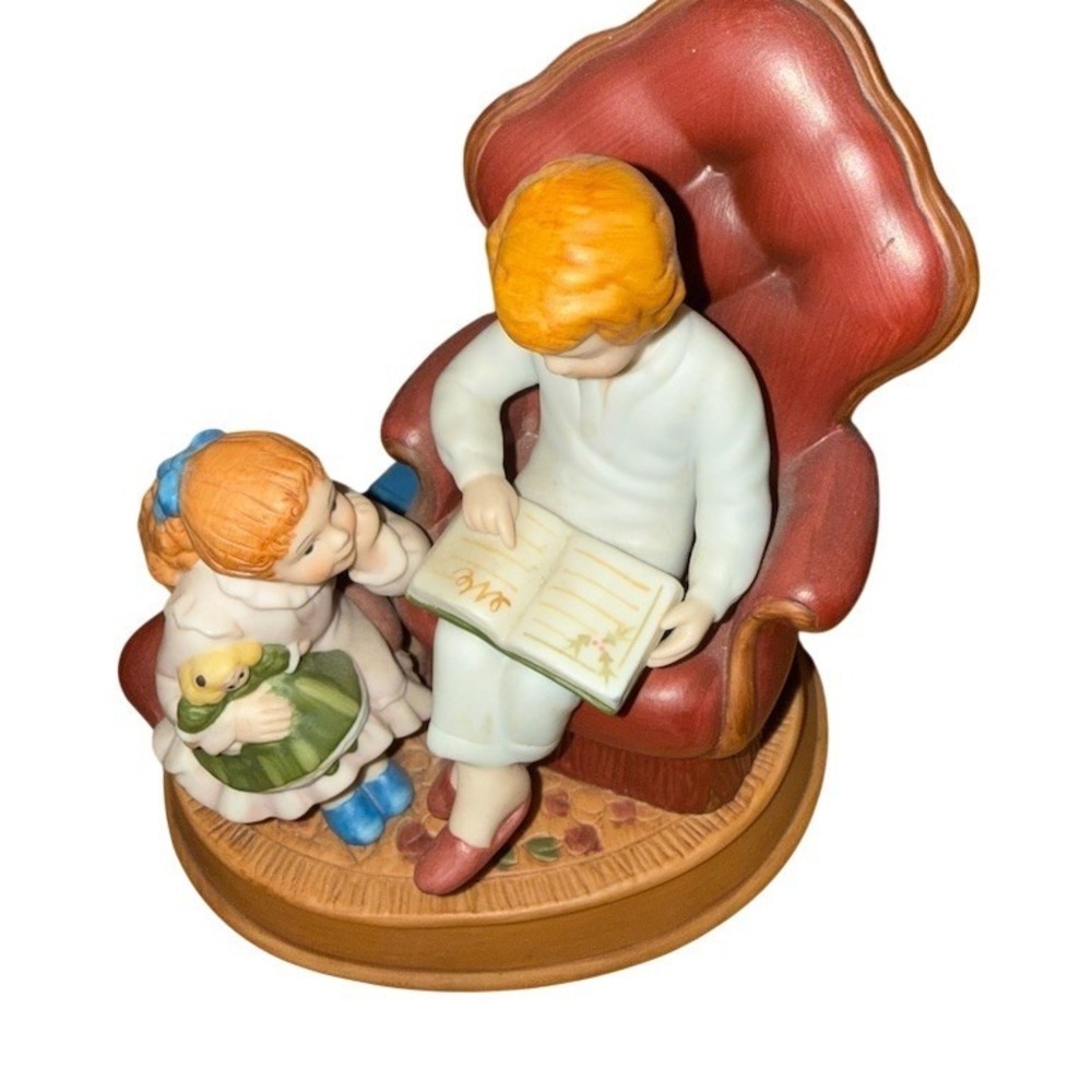 Avon Christmas Memories 1983 Enjoying the Night Before Christmas Figurine‎